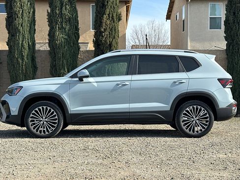 New 2026 Volkswagen Taos SE image 7