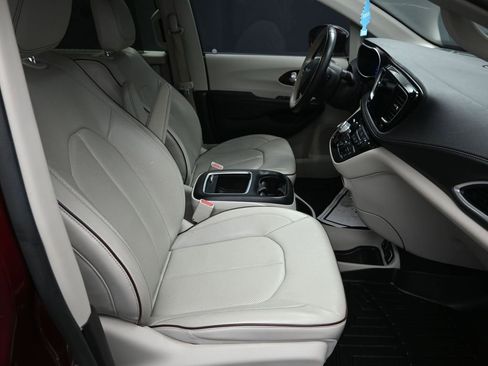Used 2018 Chrysler Pacifica Limited image 38