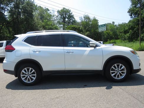 Used 2017 Nissan Rogue SV w/ SV Premium Package AWD/4WD image 4