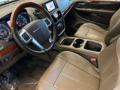Used 2012 Chrysler Town & Country Limited w/ Luxury Group FWD image 10