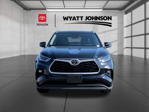 Certified 2025 Toyota Highlander XLE image 8