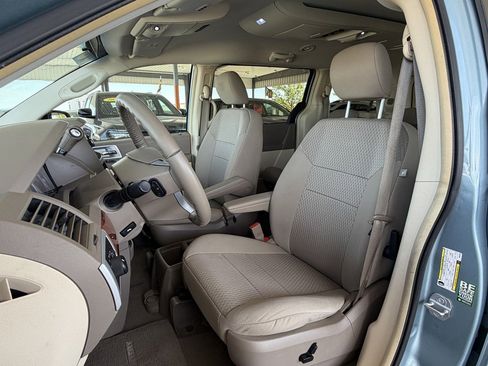 Used 2008 Chrysler Town & Country Touring FWD image 9