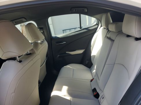 Used 2022 Lexus UX 200 image 10