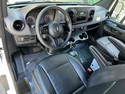 Used 2022 Mercedes-Benz Sprinter 1500 image 3