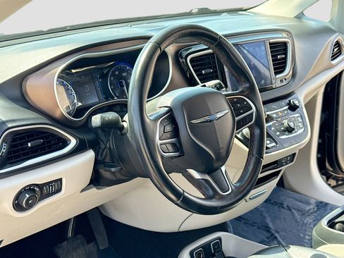 Used 2017 Chrysler Pacifica Touring-L w/ Tire & Wheel Group FWD image 4