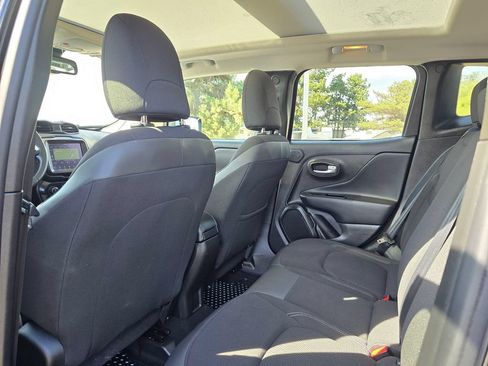 Used 2023 Jeep Renegade Latitude w/ Sun/Sound Group AWD/4WD image 13