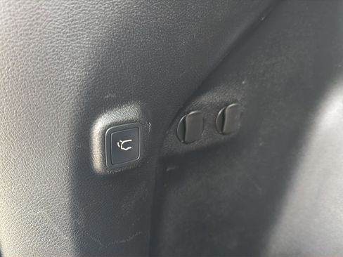 Used 2019 Jeep Cherokee Limited image 27