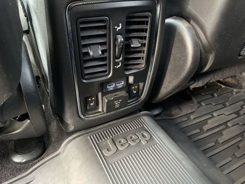 Used 2017 Jeep Grand Cherokee Trailhawk AWD/4WD image 10
