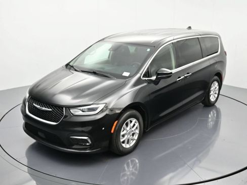 Certified 2023 Chrysler Pacifica Touring-L FWD image 30