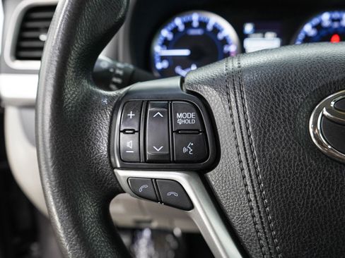 Used 2018 Toyota Highlander LE AWD/4WD image 24
