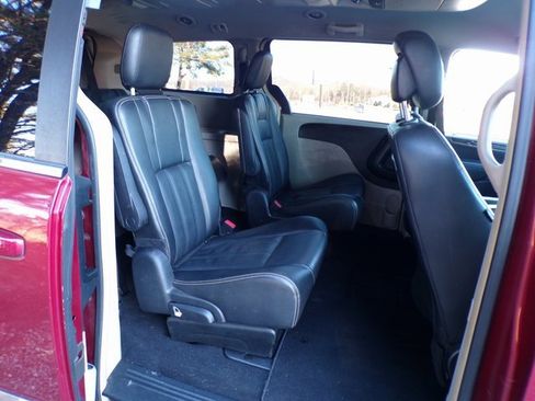 Used 2014 Chrysler Town & Country Touring image 13