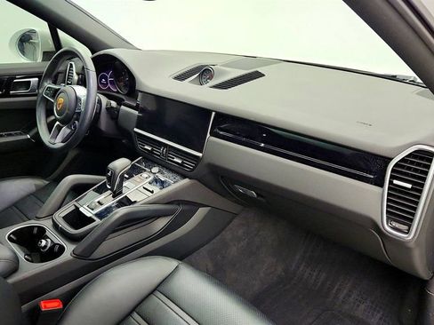Used 2023 Porsche Cayenne Platinum Edition image 23