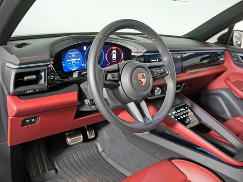Certified 2025 Porsche Macan 4S Electric AWD/4WD image 4