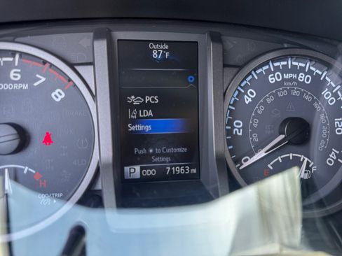 Used 2018 Toyota Tacoma TRD Off-Road image 11