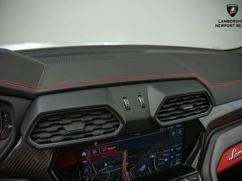 Used 2021 Lamborghini Urus AWD/4WD image 28