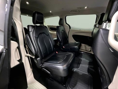 Used 2022 Chrysler Pacifica Touring-L image 26