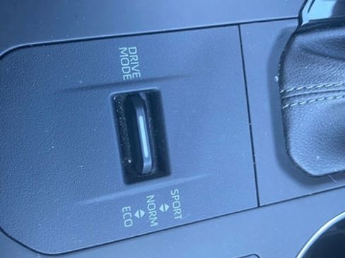 Used 2023 Toyota Highlander LE image 44