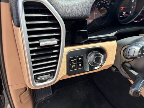 Used 2019 Porsche Cayenne AWD/4WD image 17