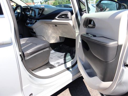 Used 2024 Chrysler Pacifica Touring-L FWD image 17
