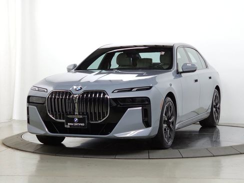 Used 2023 BMW 760i xDrive w/ Luxury Rear Seating Package AWD/4WD image 3