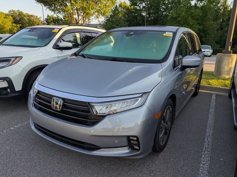 Used 2023 Honda Odyssey Elite image 3
