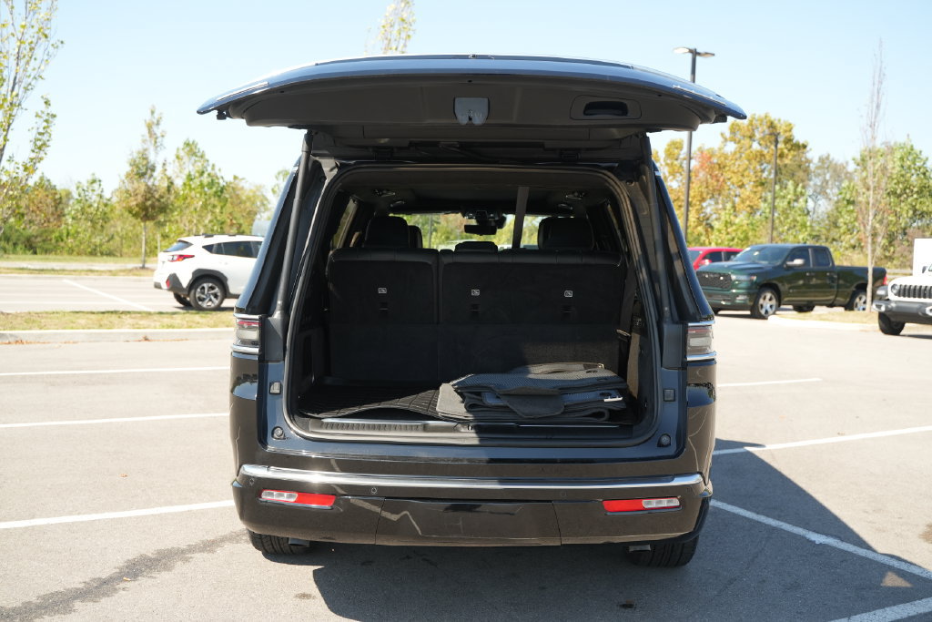 Used 2022 Jeep Grand Wagoneer Series II w/ Premium Group II AWD/4WD image 17
