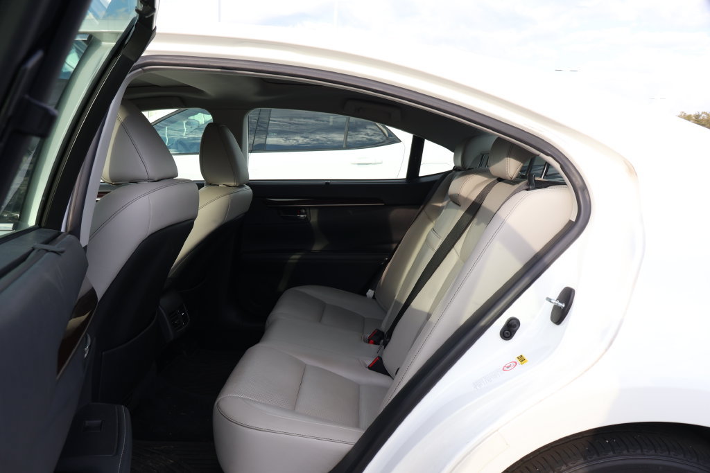 Used 2014 Lexus ES 350 w/ Ultra Luxury Package FWD image 33