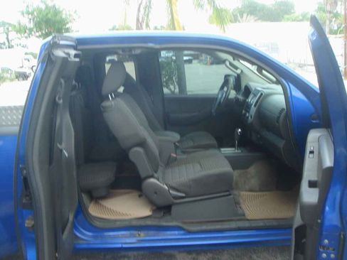 Used 2013 Nissan Frontier SV image 11