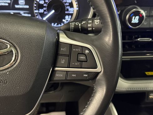 Used 2023 Toyota Highlander XLE AWD/4WD image 13