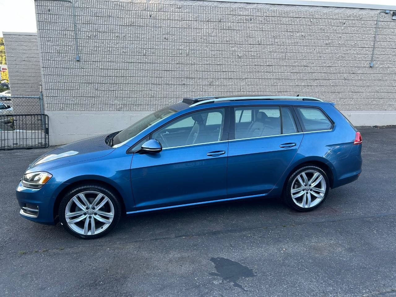 Used 2017 Volkswagen Golf SEL FWD image 8