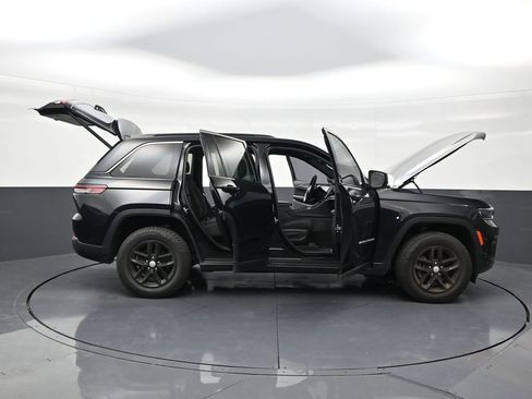 Used 2024 Jeep Grand Cherokee Laredo X w/ Luxury Tech Group I AWD/4WD image 29
