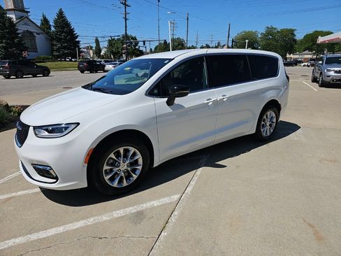 Used 2025 Chrysler Pacifica Select w/ Uconnect Theater Family Group AWD/4WD image 9
