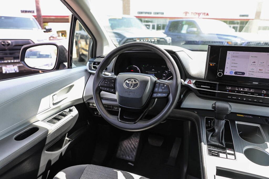 Certified 2025 Toyota Sienna LE FWD image 5