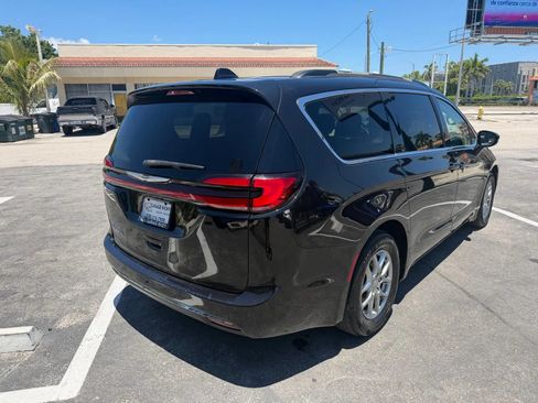 Used 2021 Chrysler Pacifica Touring FWD image 5