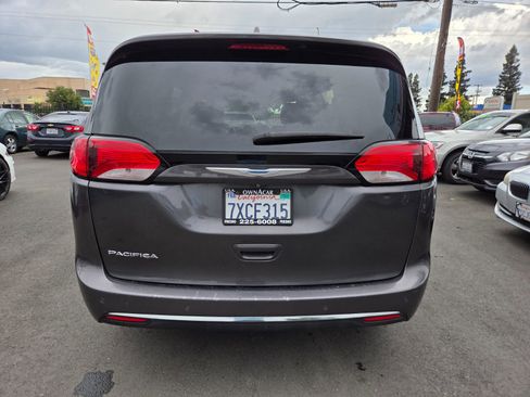 Used 2017 Chrysler Pacifica Touring-L FWD image 3