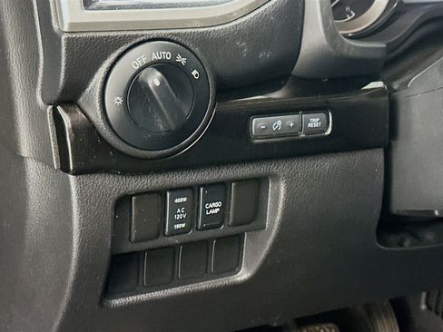 Used 2018 Nissan Titan SV w/ SV Convenience Package AWD/4WD image 17