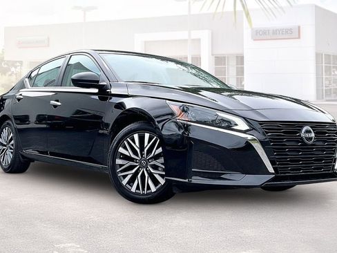 Used 2025 Nissan Altima 2.5 SV FWD image 1