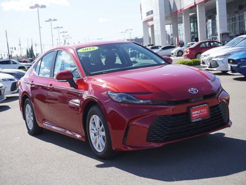 Used 2025 Toyota Camry LE image 1