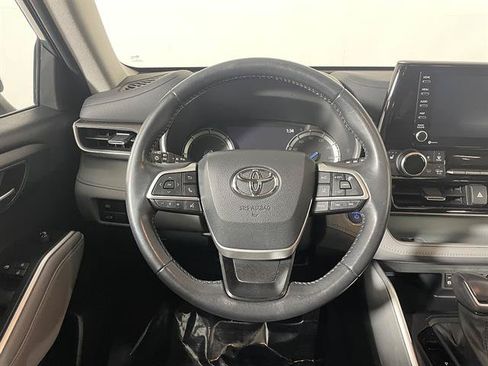 Used 2022 Toyota Highlander XLE AWD/4WD image 14