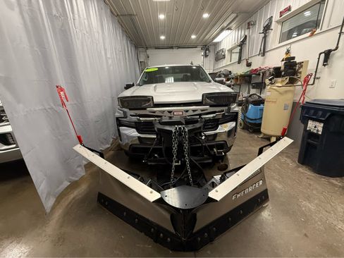 Used 2022 Chevrolet Silverado 1500 LT w/ Z71 Off-Road Package image 2