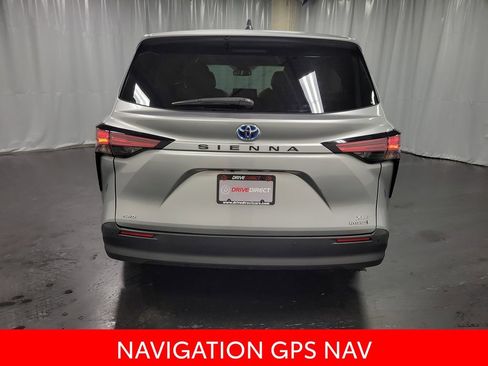 Used 2022 Toyota Sienna XLE image 7