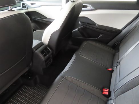 New 2025 Volkswagen Taos SE image 22