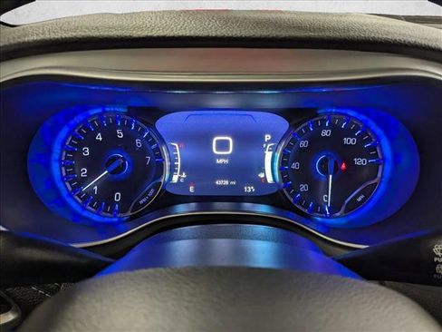 Used 2025 Chrysler Pacifica Limited image 11