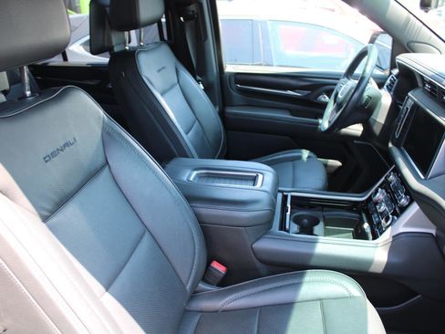 Used 2021 GMC Yukon Denali w/ Denali Premium Package AWD/4WD image 4
