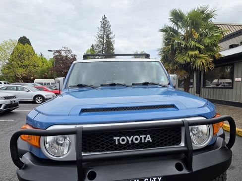 Used 2012 Toyota FJ Cruiser 4WD w/ Upgrade Pkg image 7