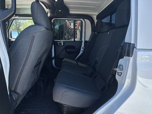 Certified 2025 Jeep Gladiator Sport image 15