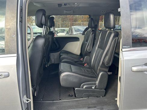 Used 2014 Chrysler Town & Country Touring image 9