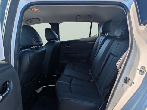 Used 2019 Nissan Leaf SL w/ SL Technology Package FWD image 17
