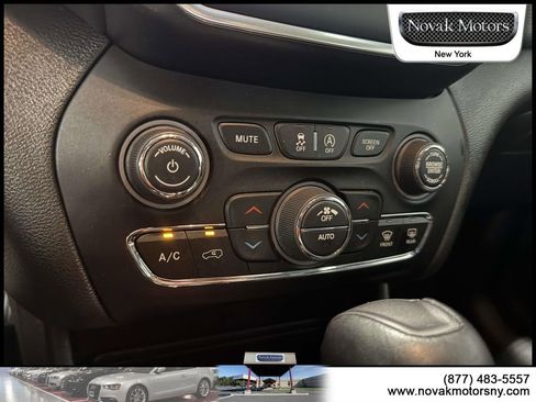 Used 2022 Jeep Cherokee Latitude Lux AWD/4WD image 23