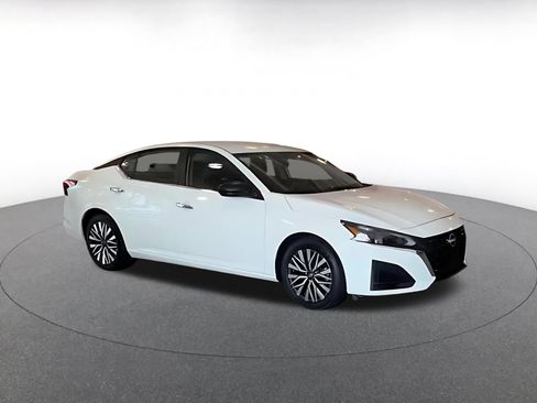 Used 2025 Nissan Altima 2.5 SV FWD image 2